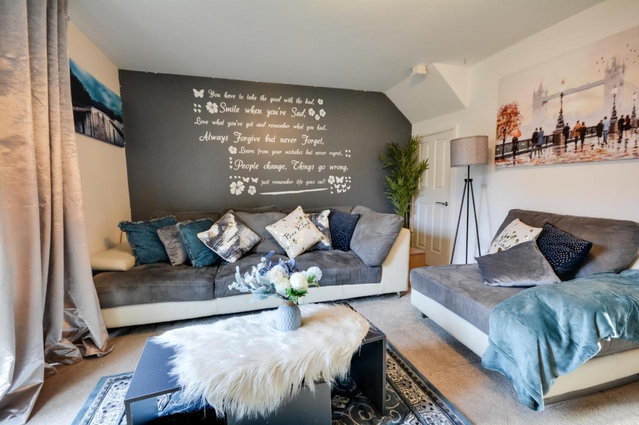 Three Bedroom House In Runcorn By The Lake With Parking By Neofinixdotcom Exterior photo